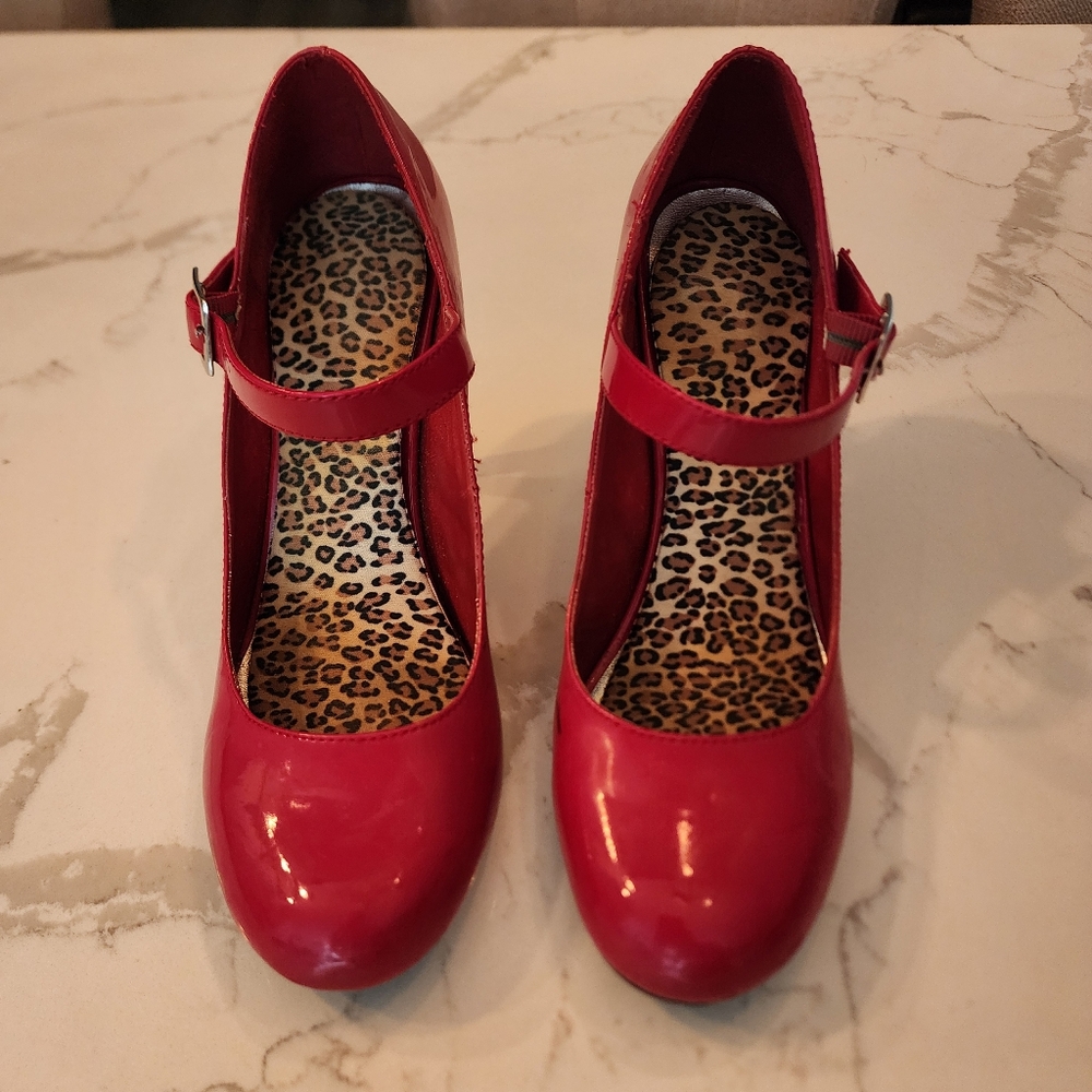 Red Heels - round toes